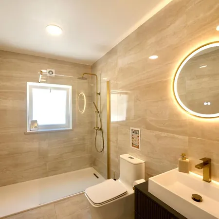 Villa Chalice - Luxury With Pool And Sea-view